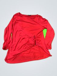 Rotes Oberteil mit langen Ärmeln