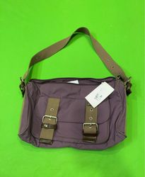 Sac à épaule violet avec des accents marron et des..