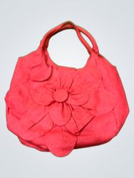 Sac à main rouge avec ornement floral