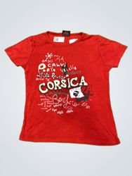 Camiseta vermelha com estampa e texto "CORSICA