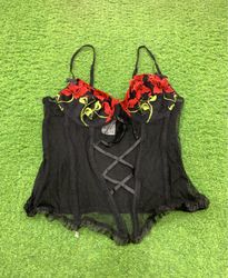Schwarzes Korsett mit roter und gelber Blumenstick..