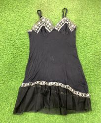 FEOME Schwarzes verziertes Slip-Kleid