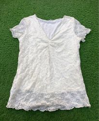 Camiseta de Decote V em Renda Branca