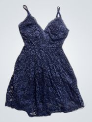 Robe en dentelle bleue