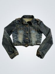 Jaqueta jeans com detalhe de tachas nas costas