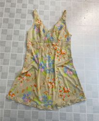 Schlankes Slipkleid mit zartem Blumenmuster und Sp..