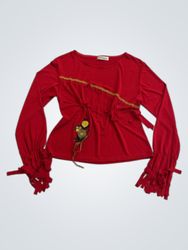 Rotes Langarmshirt mit dekorativem Fransenbesatz a..