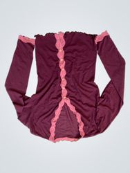 Bordeauxrotes Langarmshirt mit pinker Spitzenverzi..