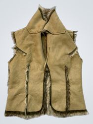 Gilet en suède couleur fauve, bordé de fourrure