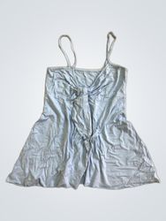 Vestido azul claro sem mangas com detalhe torcido