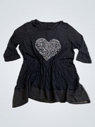 Top nero con cuore di paillettes