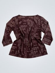 Camicia marrone a maniche lunghe con stampa di tes..
