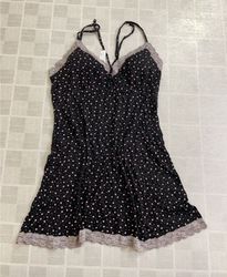 Camisola preta com estampa de corações rosa e acab..