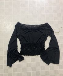 Top nero con scollo a barca, rifinito in pizzo e m..
