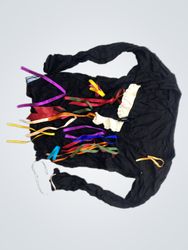 Sac noir avec rubans colorés