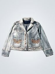 Jaqueta de jeans com bolsos decorados