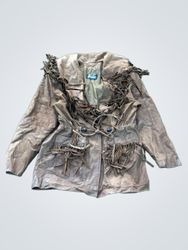 Chaqueta marrón de piel con flecos