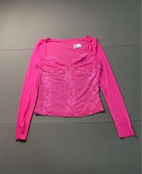 Top rosa de mangas compridas em renda