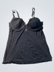 Camisola preta com acabamento em renda