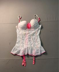 Corsetto in pizzo bianco e rosa con reggicalze