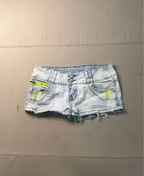 Hellblau gewaschene Denim-Shorts mit gelbem Reißve..