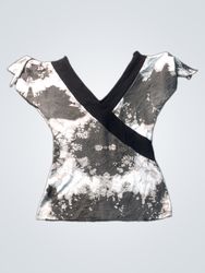 T-shirt stile avvolgente con scollo a V e motivo a..