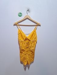 Body en dentelle jaune avec détail chaîne