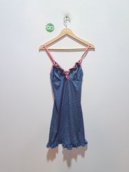 Blaues Slipkleid mit rosa Besatz und Rüschen