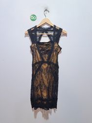 Schwarzes Spitzenkleid mit goldfarbener Unterlage