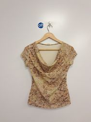Blusa feminina com decote drapeado e estampa anima..