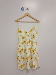 Gelbes, geblümtes, gerafftes Trägerkleid