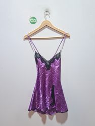 Lila Satin-Negligé mit schwarzem Spitzenbesatz