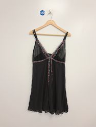 Schwarzes besticktes Slipkleid