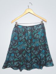 Schwarzer A-Linien-Rock mit blauem Blumenmuster