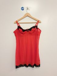 Rotes Babydoll mit schwarzer Spitzenkante