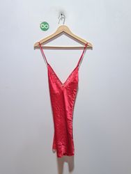 Roter Satin-Negligé mit Spitzenbesatz