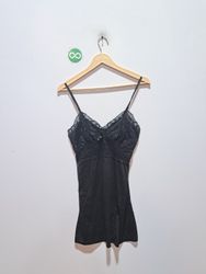 Schwarzer Slip mit Spitzenbesatz