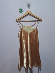 Goldenes Slipkleid mit besticktem Netzrücken