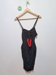 Schwarzes gerafftes Kleid mit rotem Detail