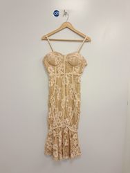 Beiges Spitzenkleid mit floralen Applikationen und..