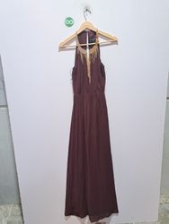Bordeauxrotes Maxikleid mit goldener Halsketten‑De..