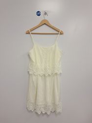 Cremefarbenes Slip-Kleid mit Spitzenbesatz