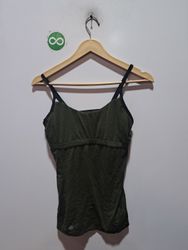 Débardeur vert à bretelles noires