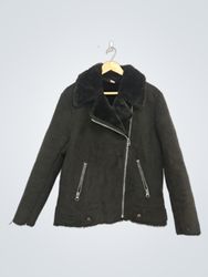 Casaco estilo biker forrado com pele falsa preta d..