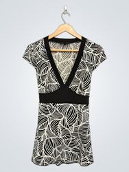 B.wear Women's Blusa Decote V Estampa Folha Preta ..