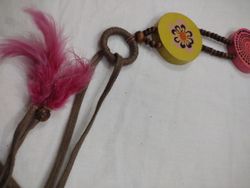 KOOKAI Perlenarmband mit Holzanhängern und Federn