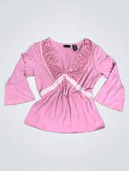 Top com mangas sino e acabamento em renda rosa