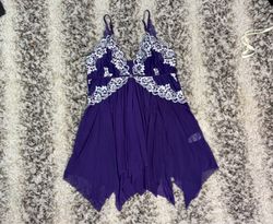 Lila Babydoll mit weißer Spitze als Besatz