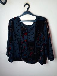 Blouse à motifs noir et rouge