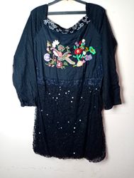 Vestido Preto com Pássaro Bordado e Lantejoulas